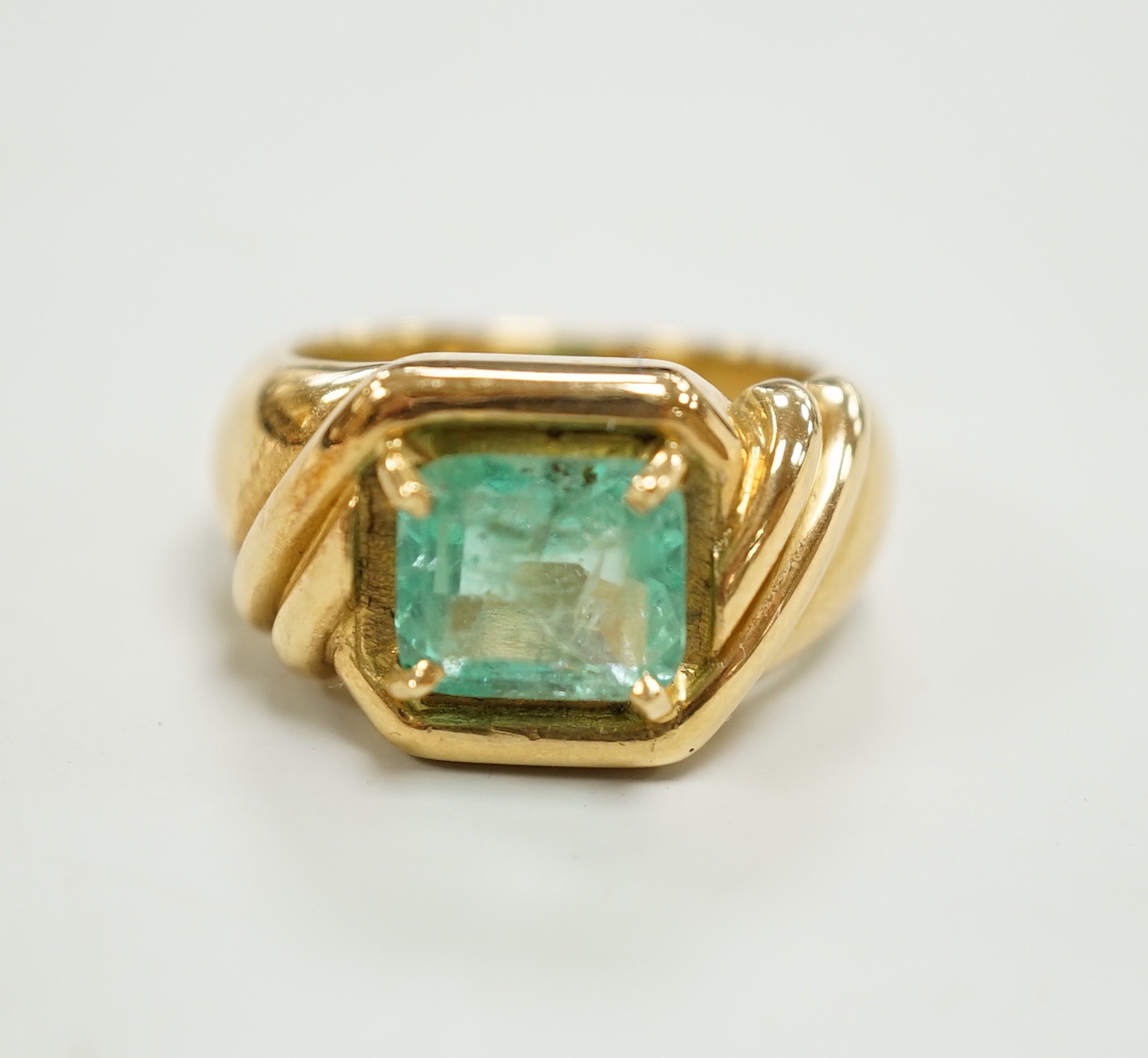 A yellow metal and single stone emerald set dress ring, with fluted shoulders, size I/J, gross weight 10.3 grams.